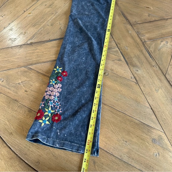 T Party Embroidered Fold Over Yoga Pants Acid Wash Womens Medium Boot Cut - Picture 4 of 10